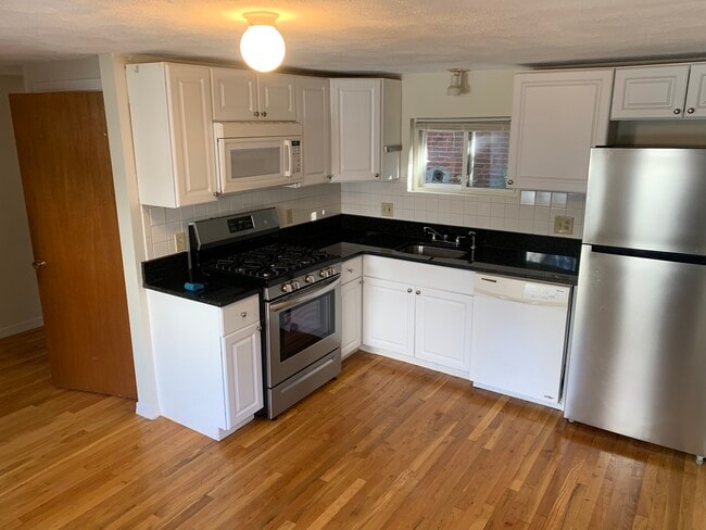 Building Photo - 138 Thorndike St