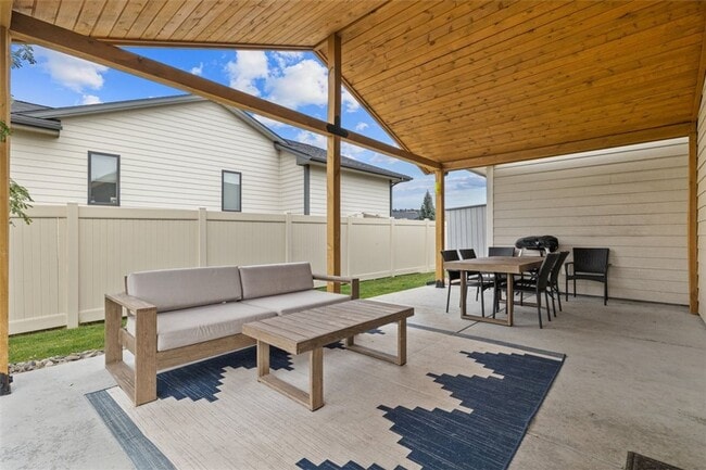 Building Photo - 4 Bed / 3 Bath Home in Silver Creek Estates (West End)