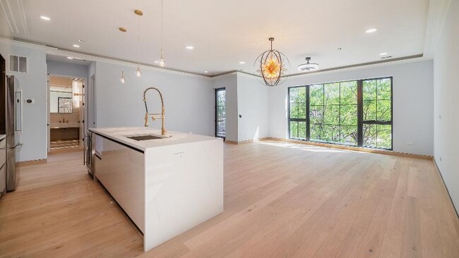 Building Photo - 2024 W Irving Park Rd