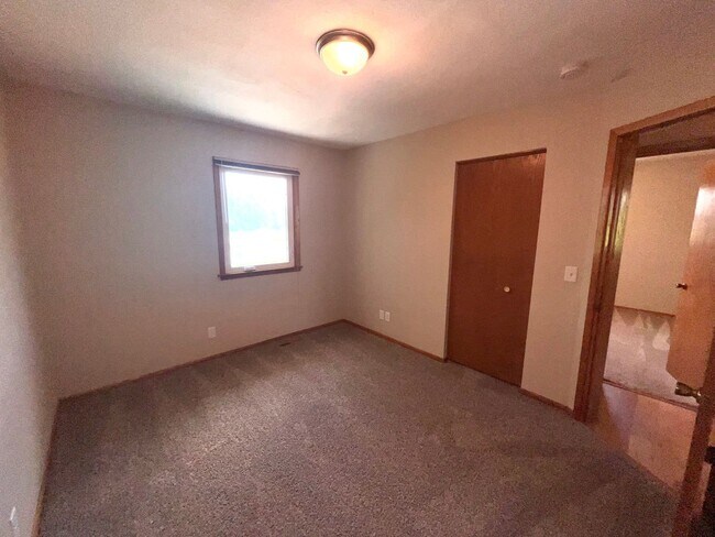 Building Photo - Spacious 3-bed, 2-bath Single Family Home!