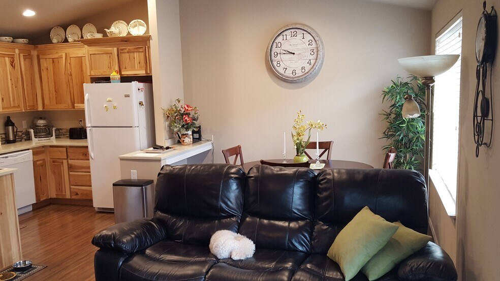 Building Photo - 885 NW 2nd St.