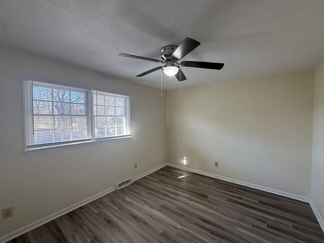 Building Photo - Two bedroom, 1.5 bath in Graham--McAden Pl...