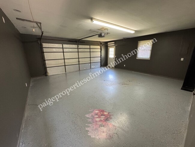 Building Photo - Stylish 3-Bedroom Home with Beautiful Kitc...