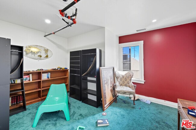 Building Photo - 522 W Vernon Ave