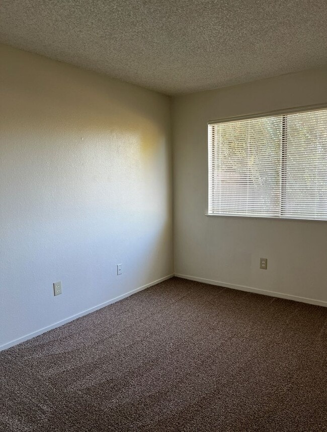 Building Photo - NICE 3 BED HOME IN CITRUS HEIGHTS!! HUGE YARD!!
