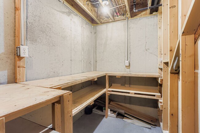 Building Photo - Check out this 2 bed 3 1/2 bath NOW!