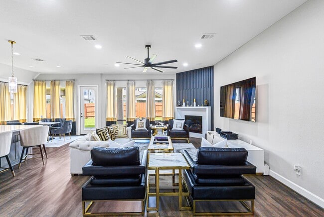 Building Photo - 2711 Sylvan Birch Trl