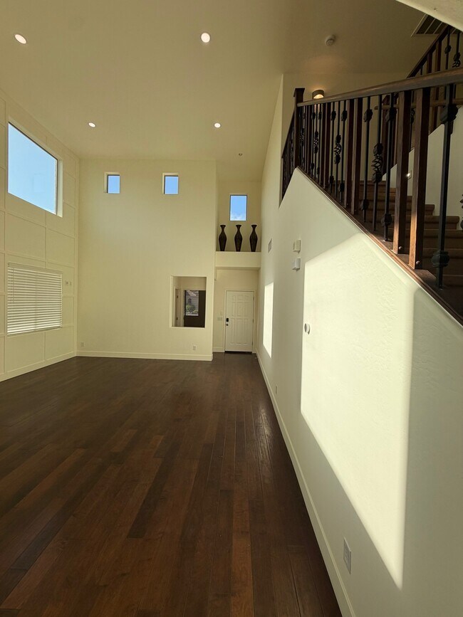 Building Photo - 2741 E Quiet Hollow Ln