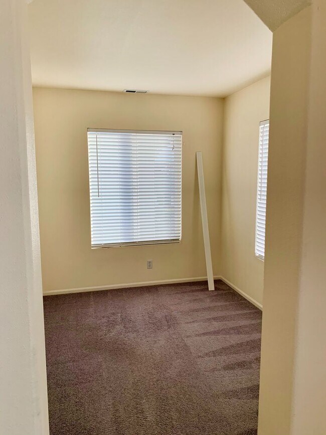 Building Photo - Beautiful 3 bed 2.5 bath Home with 2 car garage