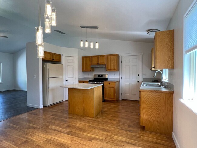 Building Photo - Beautiful 3 bed 2 bath home in the Haven Cove Subd just off Cherry Ln and N Ten Mile Rd