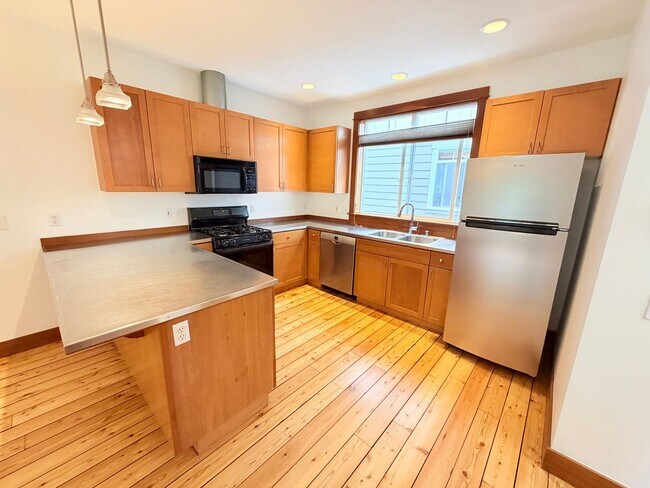 Building Photo - Charming Home in Leschi!