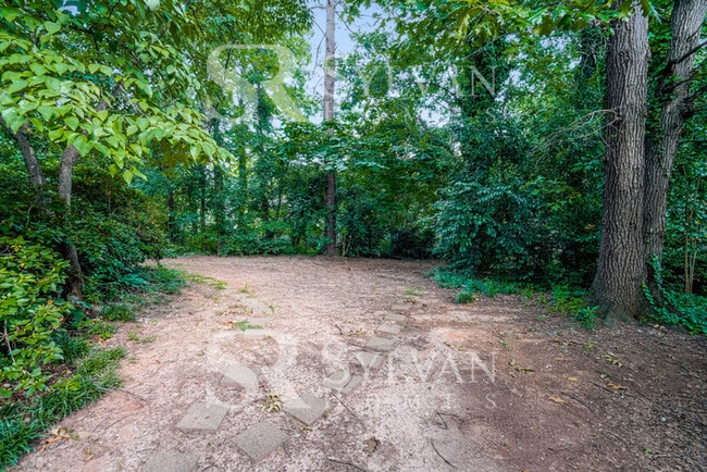 Building Photo - Feel welcome in this well-maintained 4BR 2...