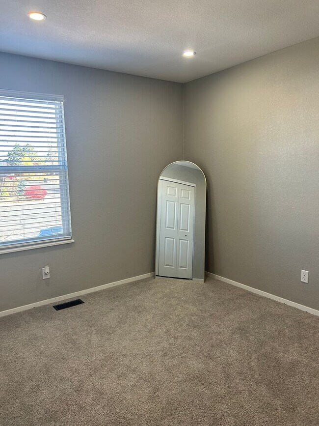 Building Photo - Single Family 3 bedroom, 1.5 bath