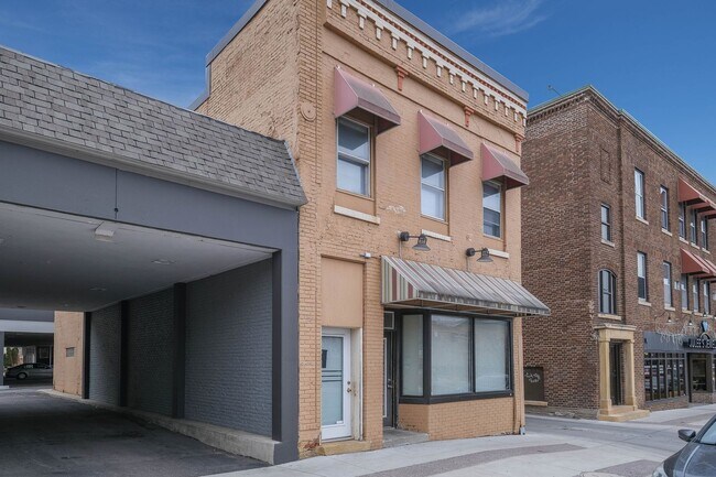 Primary Photo - 117 E Cherry St