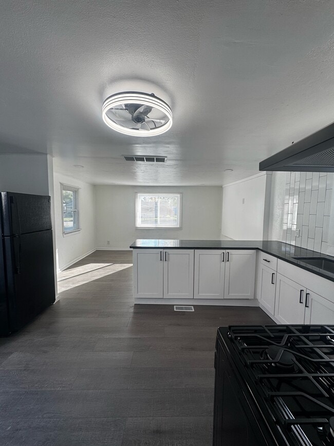 Building Photo - 526 Pershing Ave