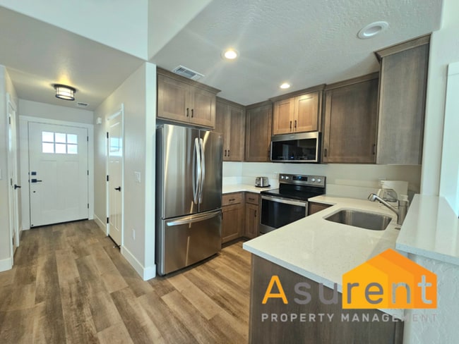 Building Photo - Beautiful fully furnished, single level 3 ...