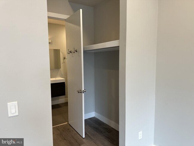 Building Photo - 907 Leland St