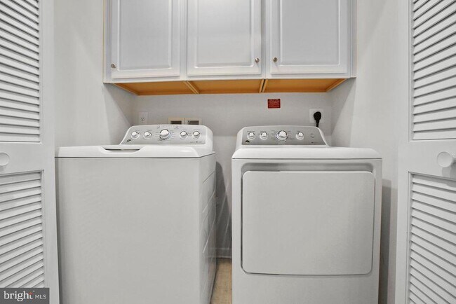 Building Photo - 8643 Rosecrans Ln