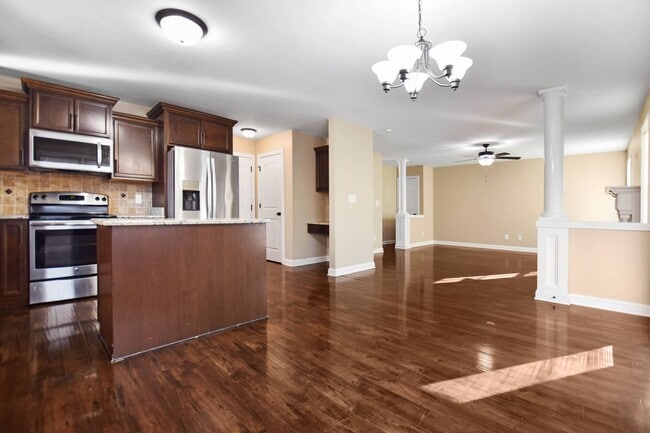 Building Photo - Pet Friendly Three Bedroom with Bonus!