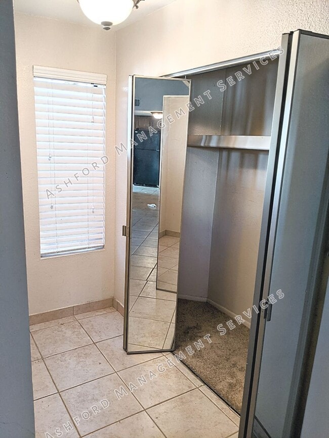 Building Photo - COMING SOON! 3 BEDROOM 3 BATH END UNIT TOW...