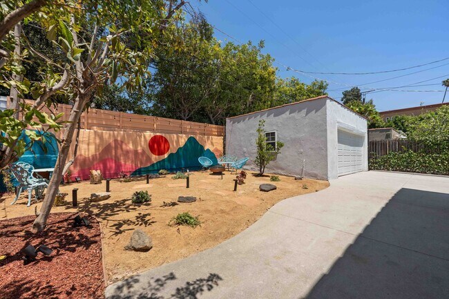 Building Photo - 4733 Ambrose Ave