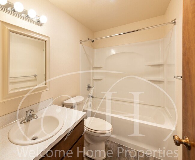 Building Photo - Updated 2 Bedroom Home in Quiet Neighborhood