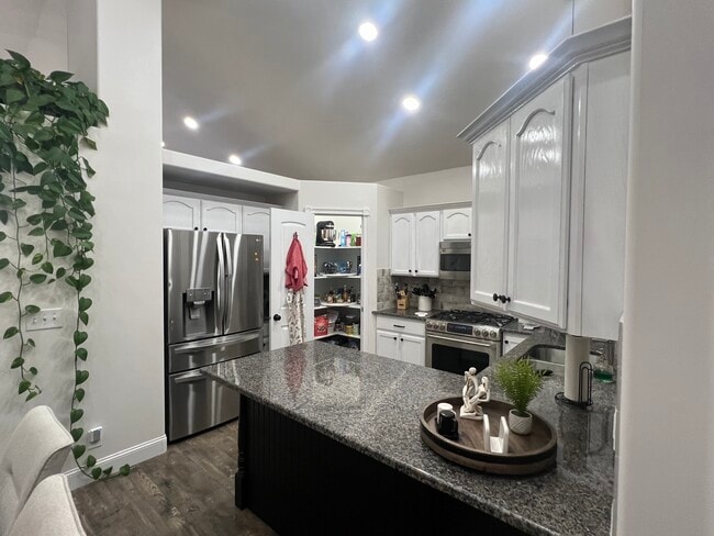 Building Photo - 31 W Mutton Hollow Rd