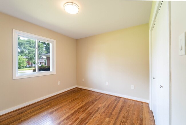 Building Photo - 5 BD 3 BA Oxon Hill, MD home is ideal for ...