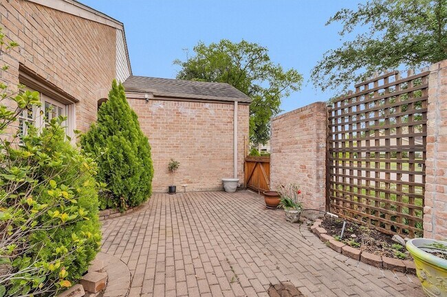 Building Photo - 11634 Southlake Dr