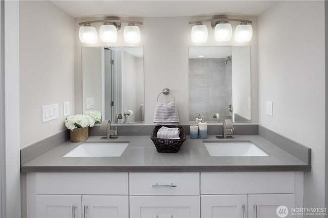 Building Photo - Updated 4bed/2bath Home in Columbia City neighborhood!