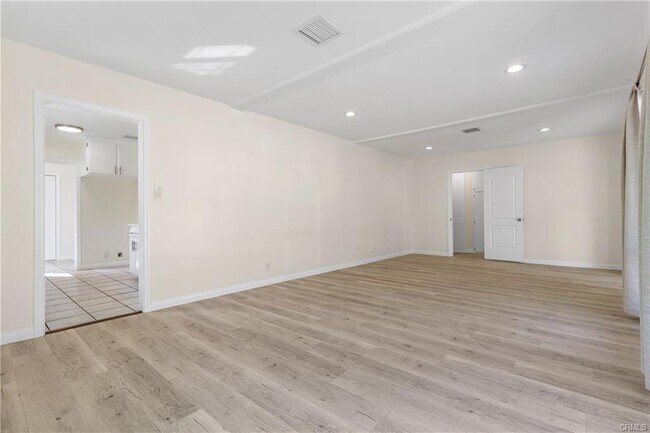 Building Photo - 14724 Strathern St