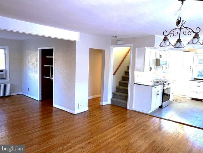 Building Photo - 11 Plainsboro Rd