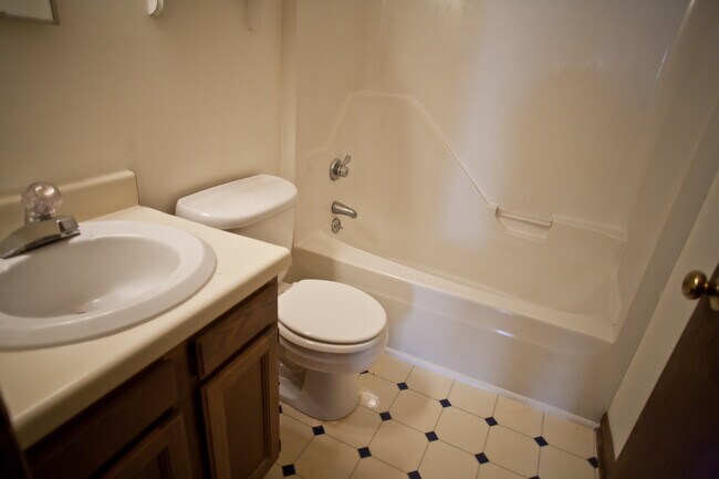Building Photo - Spacious duplex just minutes from downtown