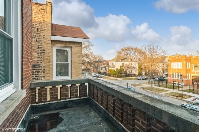 Building Photo - 3352 N Springfield Ave