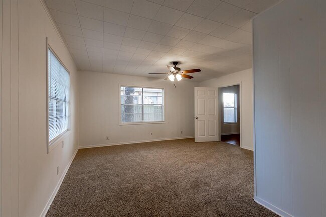 Building Photo - 5515 Roosevelt Ave