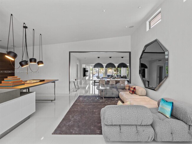 Building Photo - 425 E Dilido Dr