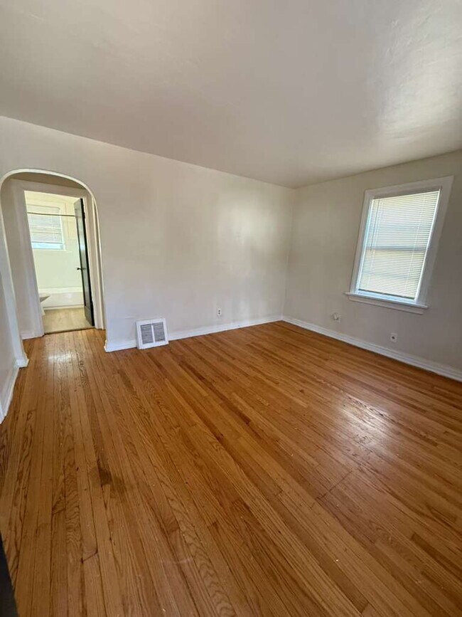 Building Photo - "Charming 3-Bedroom, 1 bath Riverview Retreat with Hardwood Floors & Unfinished basement!"  Ready...