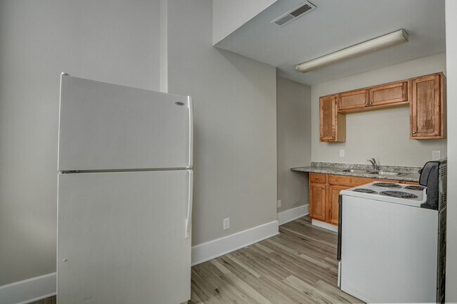 Building Photo - 2-BED SECTION 8 APPROVED