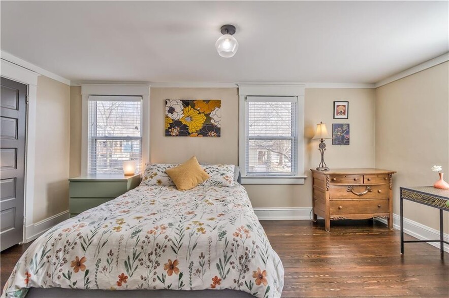 interior-2nd floor: Master bedroom - 4244 Holmes St
