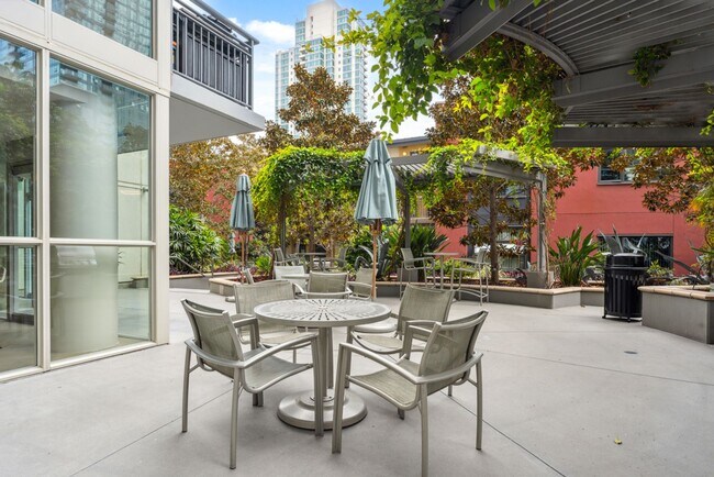 Building Photo - Modern 2-Bedroom Condo with Premium Amenities in Downtown San Diego