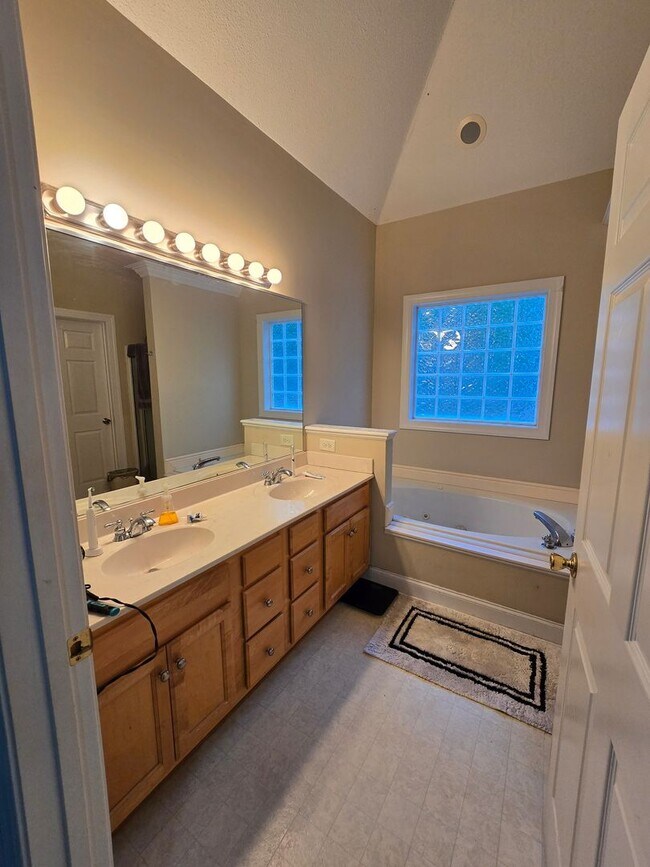 Building Photo - NEW LISTING!!