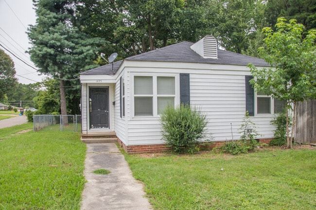 Building Photo - 2 Bedroom/ 1Bath Available