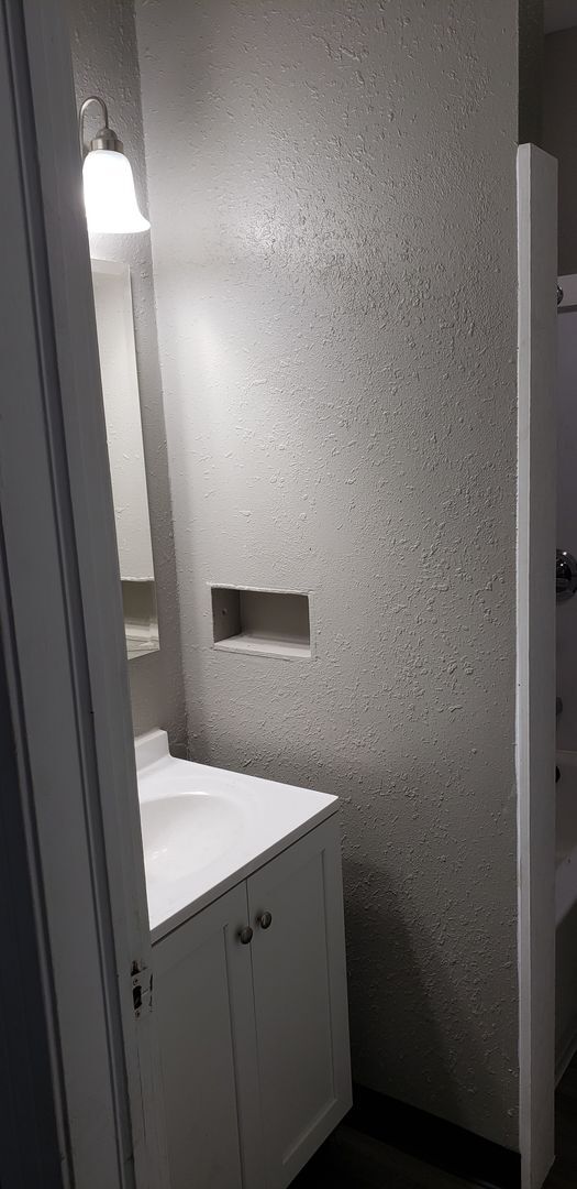 Building Photo - 2 bedroom 1 bath apartment