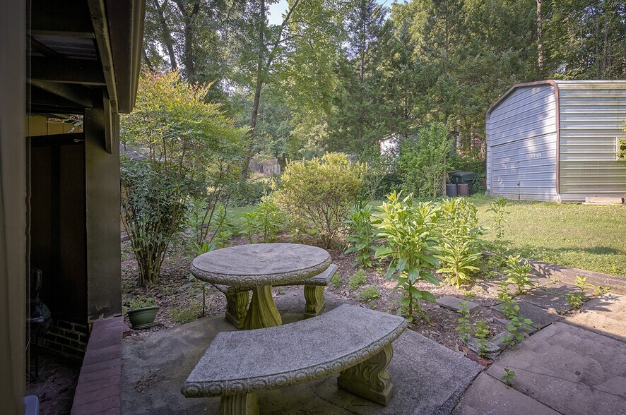Building Photo - 1422 Pineview Dr