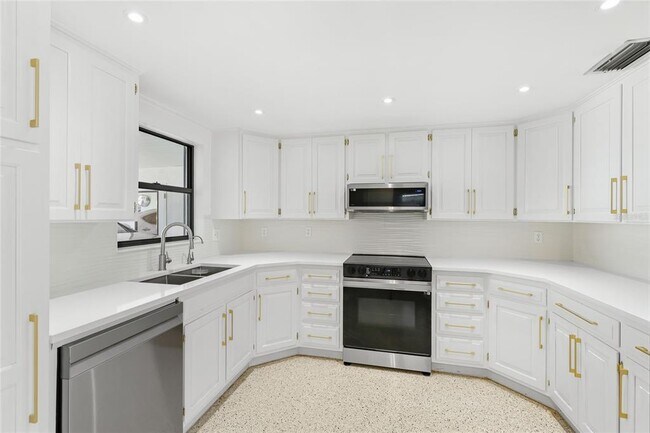 Building Photo - 2723 Lynnhurst St