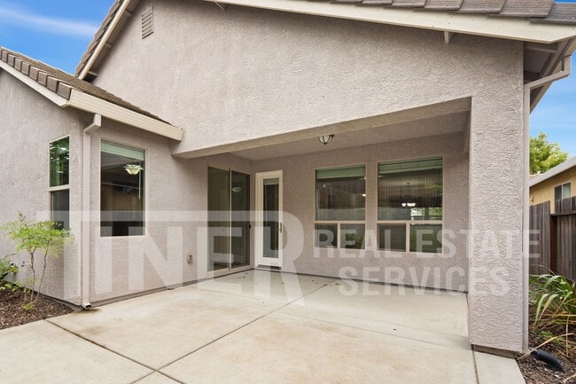 Building Photo - 1914 Verrazona Dr