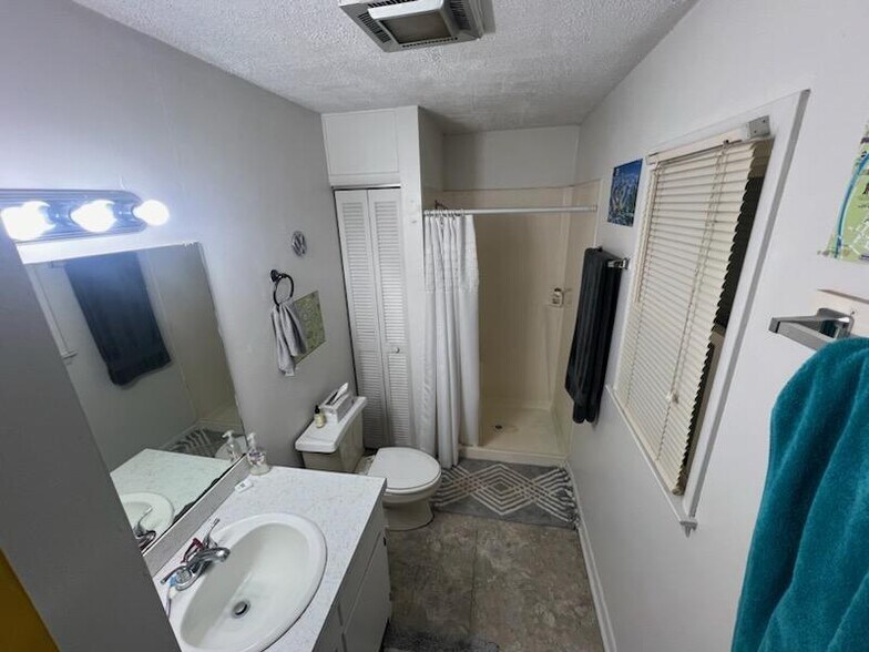 Bedroom 1 private full bath - 945 Hodges Gap Rd