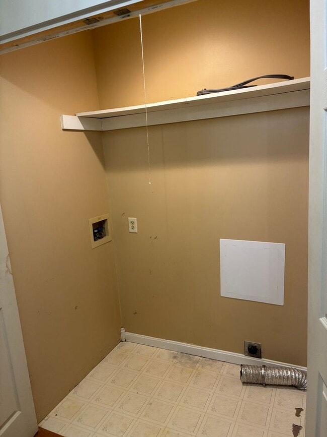 Building Photo - **NEW PRICE**   **New Paint**   **New Carpet**  Ready for YOU!!