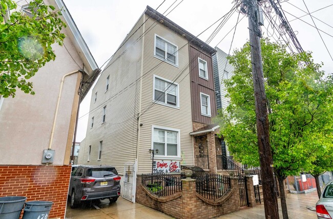 Building Photo - 118 40th St