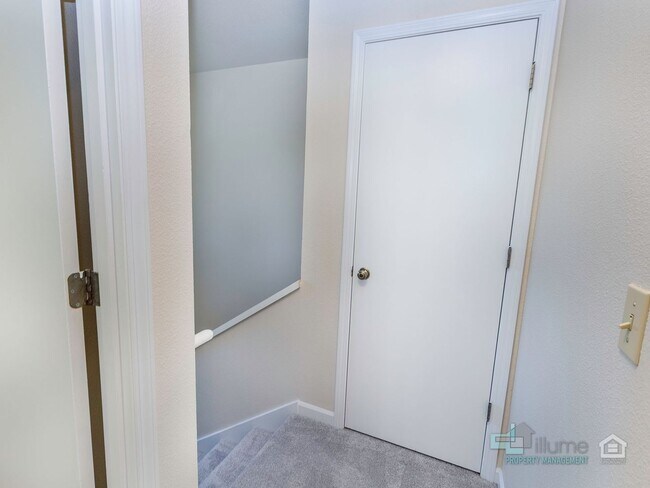 Building Photo - 3493-3493 Hawthorne Ave NE